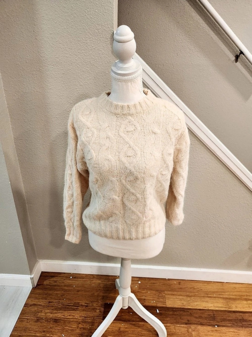 H&M Cable Knit Sweater in Cream Size Medium